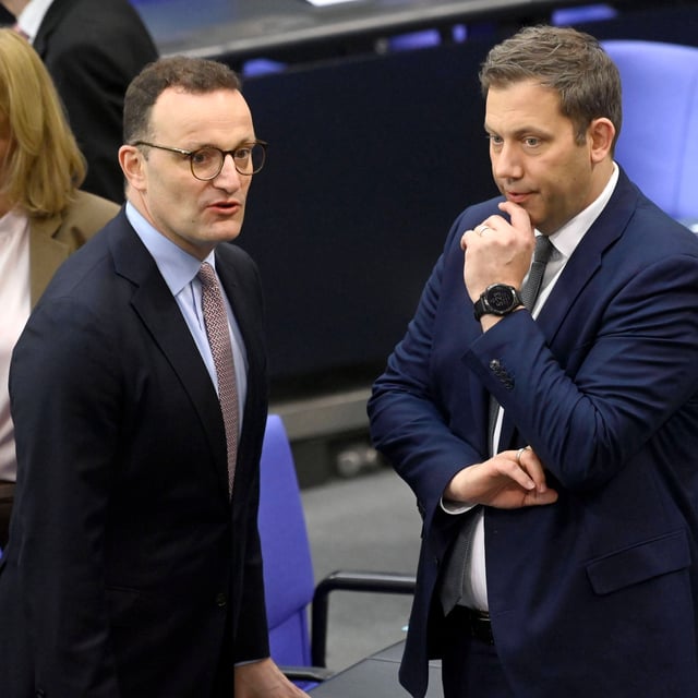 Unions-Fraktionschef Jens Spahn (l) diskutiert mit SPD-Chef Lars Klingbeil im Bundestag
