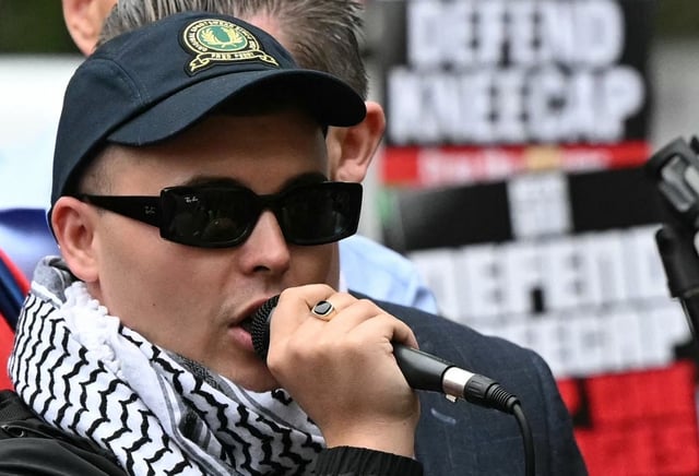Liam O'Hanna, du groupe Kneepcap, prenant la parole devant un tribunal londonien ce 20 août.
