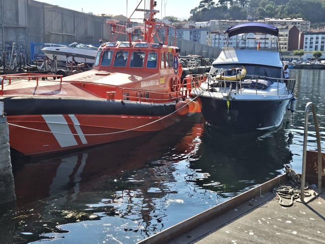 La «Salvamar Mirach» y el barco remolcado.