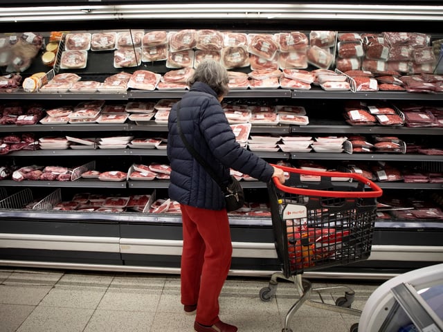 (250722) -- BUENOS AIRES, 22 julio, 2025 (Xinhua) -- Una mujer observa los cortes de carne vacuna exhibidos en un supermercado, en la ciudad de Buenos Aires, capital de Argentina, el 22 de julio de 2025. El consumo de carne vacuna por habitante en Argentina registró un aumento de 5,2 por ciento interanual en junio, mostrando una fuerte recuperación tras los niveles mínimos en décadas alcanzados en 2024, informó el lunes la Cámara de la Industria y Comercio de Carnes y Derivados del país. (Xinhua/Martín Zabala) (mz) (jg) (ra) (ce)
