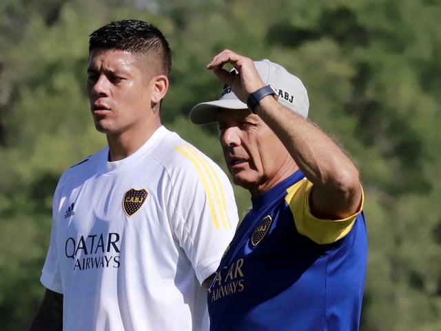 Marcos Rojo y Miguel Ángel Russo, en un entrenamiento de Boca.
