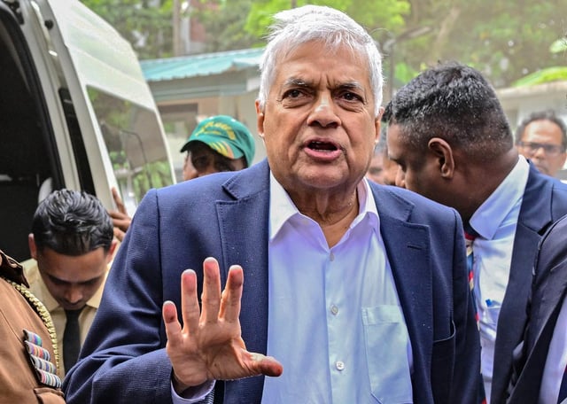 L’ancien président du Sri Lanka, Ranil Wickremesinghe, avant sa comparution devant un tribunal après son arrestation à Colombo, le 22 août 2025.