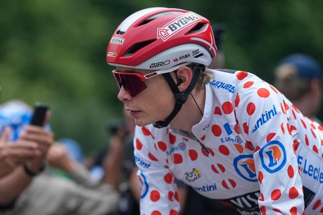ARCHIVO - Foto del domingo 27 de julio del 2025, el danés Jonas Vingegaard con el maillot al mejor escalador al inicio de la 21ma etapa del Tour de Francia entre Mantes-la-Ville y Champs-Elysees en Paris. (AP Foto/Mosa'ab Elshamy, Archivo)
