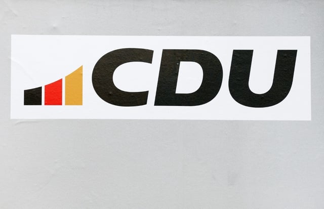Die CDU in Niedersachsen hat Landeschef Sebastian Lechner im Amt bestätigt. Ein Parteitag wählte den 44-Jährigen am Freitag in Osnabrück mit 95,2 Prozent der Delegiertenstimmen für eine weitere Amtszeit.