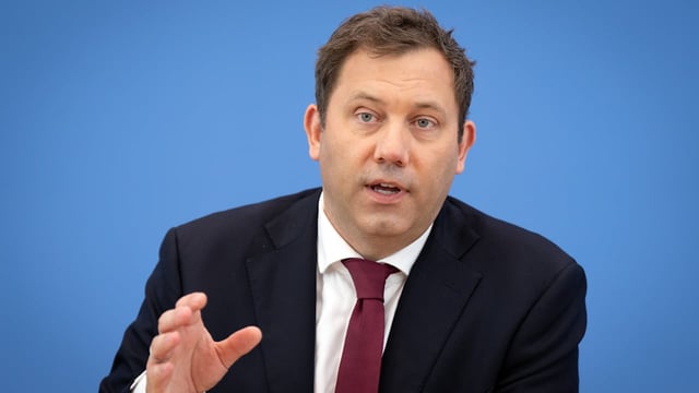 Finanzminister Klingbeil (SPD) fordert konkrete Spar-Pläne von seinen Minister-Kollegen.