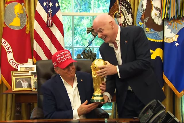 Donald Trump sostiene el trofeo de la Copa Mundial entregado por el presidente de la FIFA, Gianni Infantino, en la Oficina Oval. (Foto: Captura de pantalla)