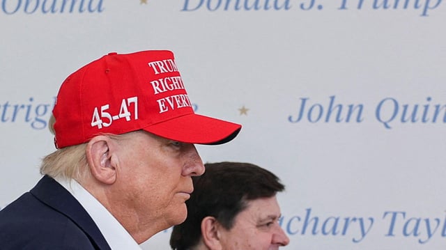 Donald Trump (vorn) und Stewart McLaurin vor Namenszügen von Ex-US-Präsidenten