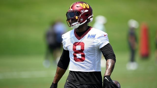 Washington Commanders running back Brian Robinson Jr. (8) works out during practice at NFL football minicamp