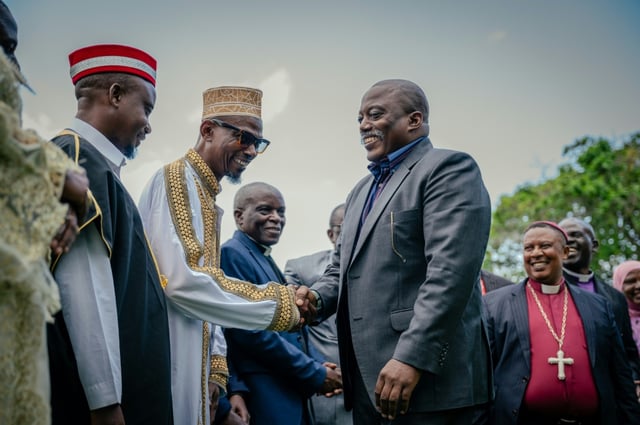 L'ancien président de la RDC, Joseph Kabila (c) salue des chefs religieux lors d'une rencontre dans l'une de ses résidences à Goma, le 29 mai 2025