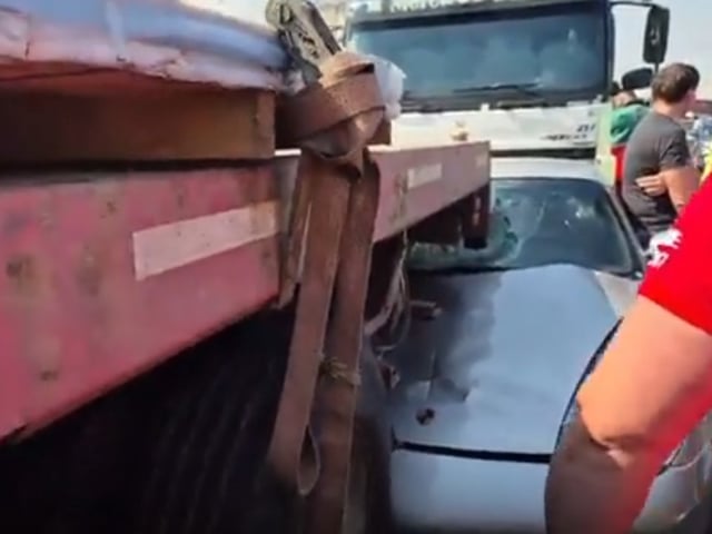 Un Porsche destruido en un accidente en avenida Cantilo.