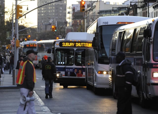 Una imagen de archivo de varios autobuses en Nueva York.