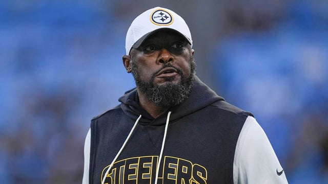 Aug 21, 2025; Charlotte, North Carolina, USA; Pittsburgh Steelers head coach Mike Tomlin during the first quarter against the Carolina Panthers at Bank of America Stadium. Mandatory Credit: Jim Dedmon-Imagn Images