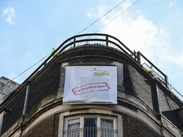 Hace una semana la exvecina de Cristina Kirchner en Recoleta, Ximena Tezano Pintos,  desplegió en su ventana una pancarta con el sello “Condenada” la sentencia contra la expresidenta en el caso Vialidad. Foto Santiago García Díaz.