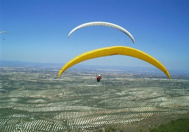 Imagen de archivo de dos personas haciendo parapente
