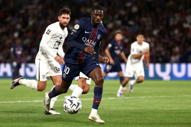 L'attaquant du Paris SG Ousmane Dembélé (D) lors de la victoire 1-0 face à Angers lors de la 2e journée de Ligue 1, le 22 août 2025 au Parc des Princes