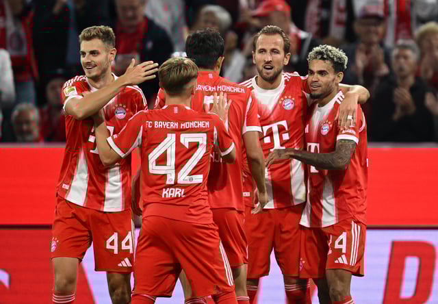 Soccer Football - Bundesliga - Bayern Munich v RB Leipzig - Allianz Arena, Munich, Germany - August 22, 2025  Bayern Munich's Harry Kane celebrates scoring their fifth goal with teammates REUTERS/Angelika Warmuth