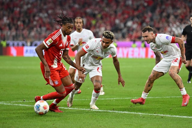 Soccer Football - Bundesliga - Bayern Munich v RB Leipzig - Allianz Arena, Munich, Germany - August 22, 2025  Bayern Munich's Michael Olise in action with RB Leipzig's Antonio Nusa REUTERS/Angelika Warmuth