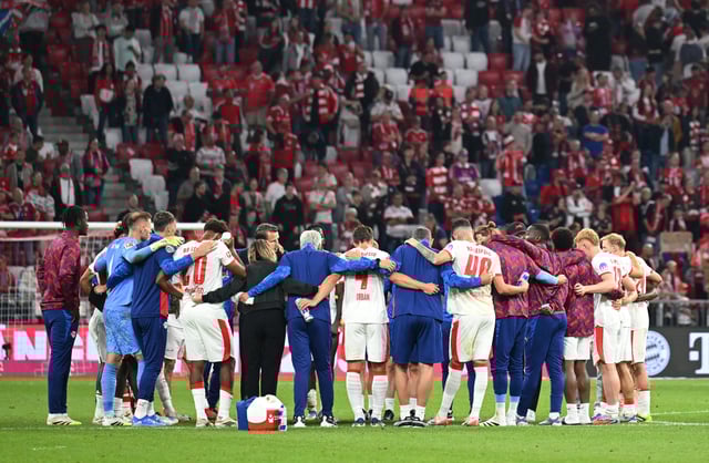 Soccer Football - Bundesliga - Bayern Munich v RB Leipzig - Allianz Arena, Munich, Germany - August 22, 2025  RB Leipzig players on a huddle after the match REUTERS/Angelika Warmuth