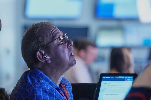 El corredor de bolsa Richard Cohen trabaja en el piso de remates de la Bolsa de Valores de Nueva York, el lunes 18 de agosto de 2025. (AP Foto/Richard Drew)
