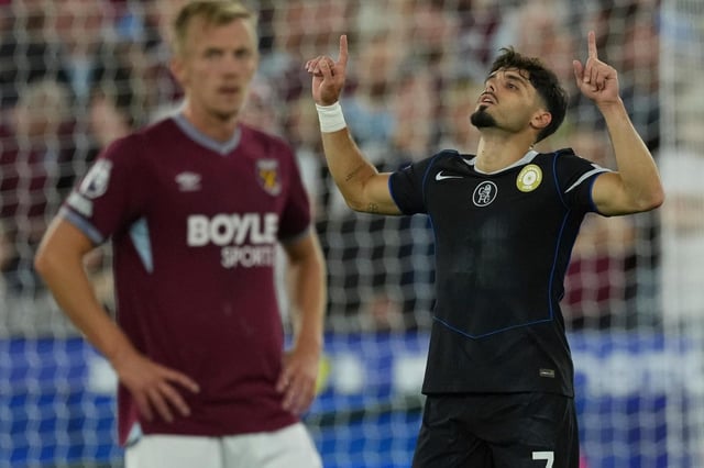 Pedro Neto, de Chelsea, celebra después de anotar un gol durante el partido de fútbol de la Liga Premier entre Chelsea y West Ham el viernes 22 de agosto de 2025, en Londres. (AP Foto/Dave Shopland)