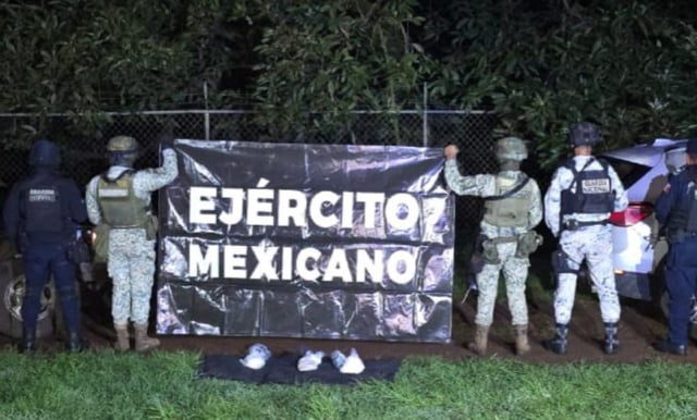 Aseguran en Uruapan 2 vehículos robados y 2.6 kilos de droga