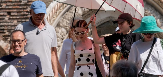 Hauptdarstellerin Lily Collins bei Dreharbeiten in Venedig