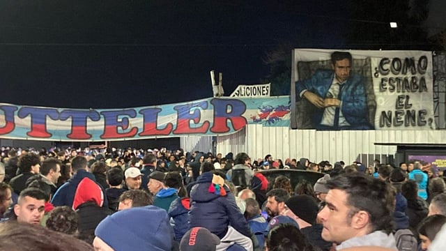 La sede de avenida La Plata fue epicentro de la protesta, con hinchas que reclamaron cambios urgentes en la dirigencia azulgrana.