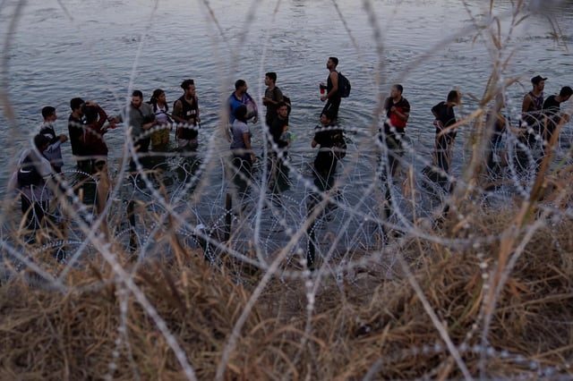 ARCHIVO - Migrantes esperan después de cruzar el río Bravo y entrar en Estados Unidos, el 23 de septiembre de 2023, en Eagle Pass, Texas. (AP Foto/Eric Gay, Archivo)