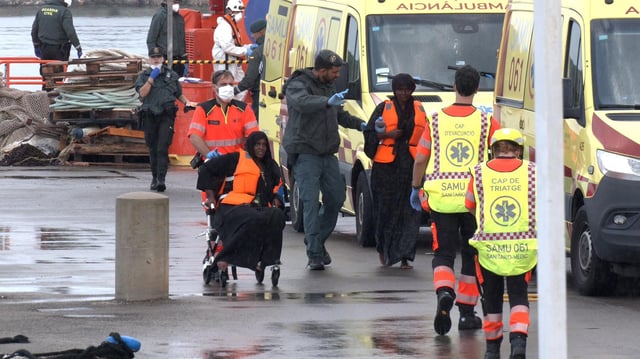 Los servicios de emergencia atienden a los migrantes.