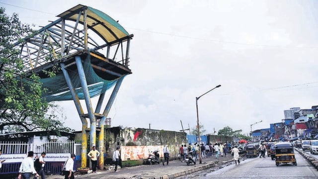 Mumbai, India - August 19, 2022: Bandra Skywalk dismantled, in Mumbai, India, on Friday, August 19, 2022. (Photo by Vijay Bate/HT Photo) (HT PHOTO)