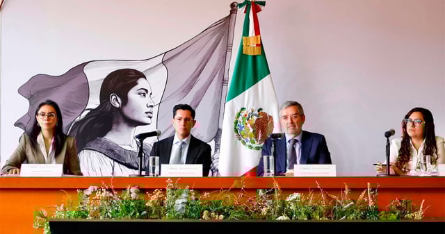 Miembros de la SRE durante una conferencia. Foto: SRE
