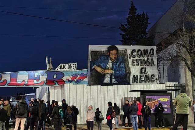 Elocuente bandera en la manifestación en Boedo: Marcelo Moretti guarda dinero en un bolsillo, la situación revelada por la cámara oculta en abril.