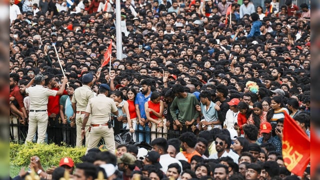 Bengaluru: Fans gather during Royal Challengers Bengalurus felicitation ceremon...