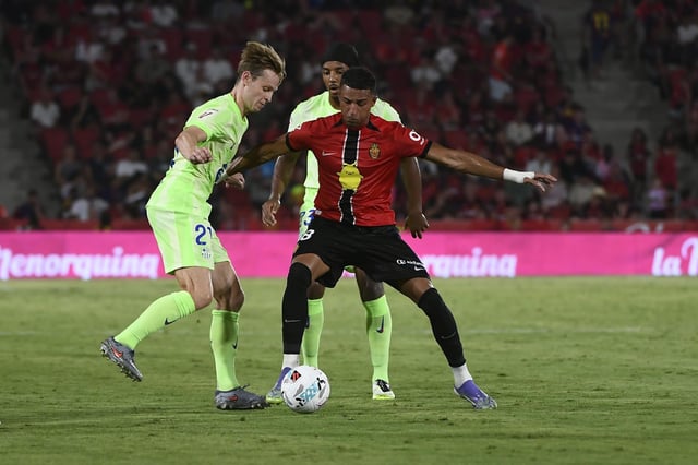 Mateo Joseph, delantero del Mallorca, protege el balón ante los barcelonistas De Jong y Koundé en el partido de la primera jornada.