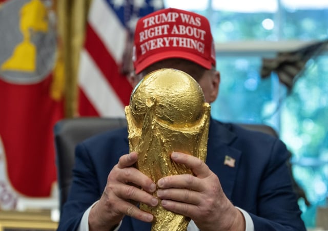Le président américain Donald Trump tient le trophée de la Coupe du monde de foot, dans le Bureau ovale, le 22 août 2025