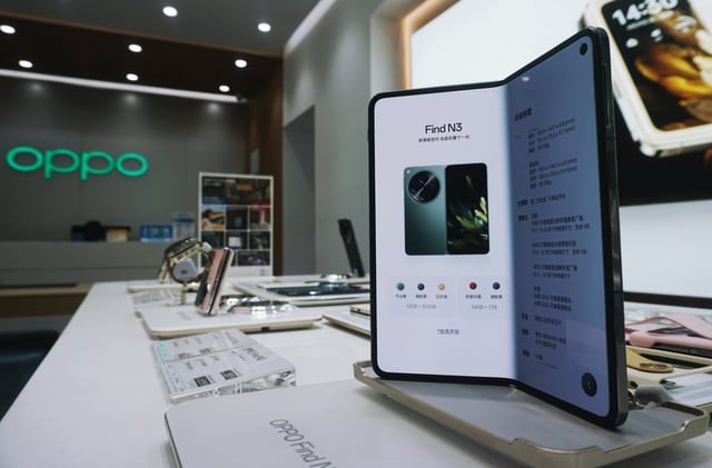 An Oppo foldable phone at a store in Hangzhou, China. Photo: CFOTO/Future Publishing via Getty Images