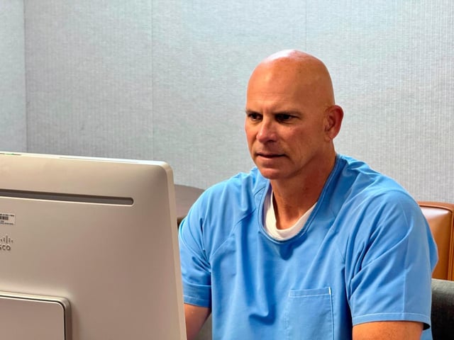 Lyle Menendez comparece ante la junta de libertad condicional por teleconferencia el viernes 22 de agosto de 2025, en el centro penitenciario Richard J. Donovan de San Diego. (Departamento de Correccionales de California a través de AP)