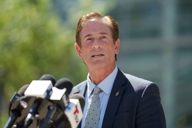 Le procureur du comté de Los Angeles, Nathan Hochman, s'exprime devant le tribunal de Van Nuys West, à Los Angeles, le 9 mai 2025