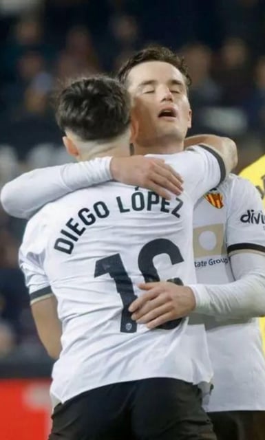 Guillamón abraza a D. López.