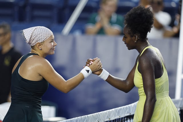 Tennis - WTA 500 - Monterrey Open - Club Sonoma, Monterrey, Mexico - August 22, 2025 Russia's Diana Shnaider shakes hands with Alycia Parks of the U.S. after winning her semi final match REUTERS/Daniel Becerril