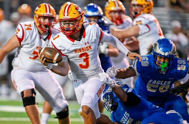 Mission Viejo quarterback Luke Fahey (3) breaks a tackle by the Santa Margarita defense as he scrambles in the back field during a game at Trabuco Hills High School in Mission Viejo on Friday, Aug. 22, 2025. (Photo by Leonard Ortiz, Orange County Register/SCNG)