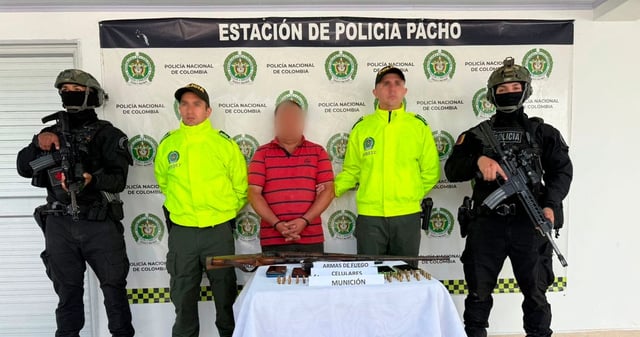 Autoridades colombianas presentan al "Mono Luis", hermano de "Iván Mordisco", tras su detención. Foto: Presidencia de Colombia