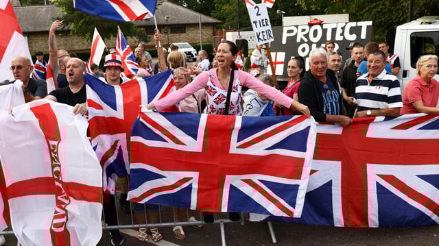 Menschen im englischen Cheshunt protestieren gegen die Asylpolitik der britischen Regierung