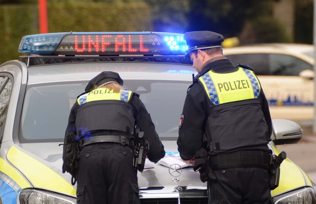 Die Polizei ermittelt wegen des Verdachts eines illegalen Autorennens. (Symbolfoto)