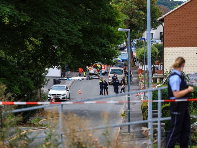 Polizei und Rettungskräfte sind am Tatort in Menden im Einsatz.