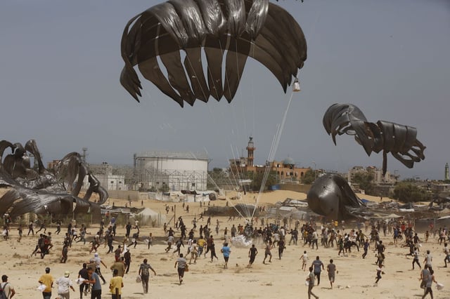 Lors du largage des palettes d'aide humanitaire à Gaza, le 19 août.