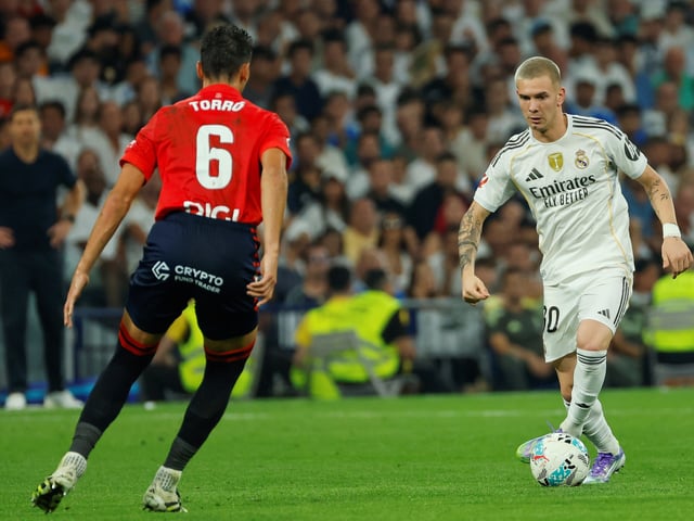 MADRID, 19/08/2025.- El delantero argentino del Real Madrid Franco Mastantuono (d) controla el balón durante el partido de la primera jornada de LaLiga que Real Madrid y Atlético Osasuna disputan hoy martes en el estadio Santiago Bernabéu. EFE/Mariscal