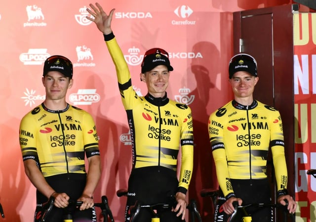 Jonas Vingegaard (au centre), le leader de Visma-Lease a bike, entouré de deux équipiers lors de la présentation du Tour d'Espagne, le 21 août 2025 à Turin (Italie)