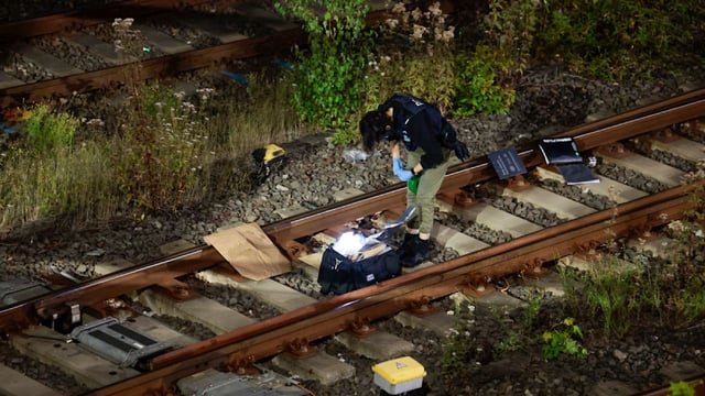 Brandanschlag in Wuppertal beschädigt Bahnanlagen, Staatsschutz ermittelt.