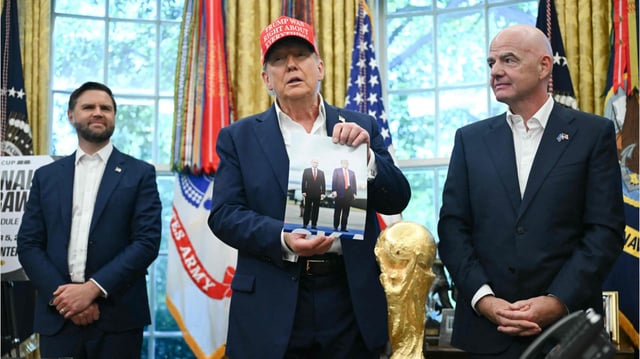 Am Freitagabend (Ortszeit) trafen US-Präsident Donald Trump und Fifa-Chef Gianni Infantino zu einer Pressekonferenz im Weißen Haus zusammen. Dabei ging es vornehmlich um die Fußball-WM 2026 in Kanada, Mexiko und den USA. Infantino schmeichelte dem US-Präsidenten mehrfach – so bekam Trump etwa das erste Ticket für das Turnierfinale im New-York-New-Jersey-Stadion.
 
Im Laufe der Veranstaltung im Oval Office sorgte Donald Trump dann für eine merkwürdige Situation. Plötzlich kramte der 79-Jährige ein Foto von sich und Putin in Alaska aus seinem Schreibtisch hervor, welches ihm der russische Präsident geschickt haben soll.
 
OTON Trump: „Ich habe gerade ein Foto von jemandem erhalten, der unbedingt dabei sein möchte. Er hat mir und unserem Land gegenüber großen Respekt gezeigt, anderen gegenüber jedoch weniger, aber ich werde das für ihn signieren. Ich habe das Foto bekommen und dachte, Sie würden es gerne sehen. Das ist der Mann namens Wladimir Putin, der meiner Meinung nach kommen wird, je nachdem, was passiert. Er kommt vielleicht, vielleicht auch nicht. Das hängt davon ab, was passiert. In den nächsten Wochen stehen viele Dinge an. Aber ich finde, es ist ein schönes Bild von ihm. In Ordnung von mir – aber nett von ihm. Es war sehr nett, dass er es mir geschickt hat.“
 
Bei dem aktuellen Treffen im Oval Office verkündeten Trump und der Fifa-Boss unter anderem, dass die Gruppenauslosung am 5. Dezember im Kennedy Center in Washington, D.C. stattfinden wird.